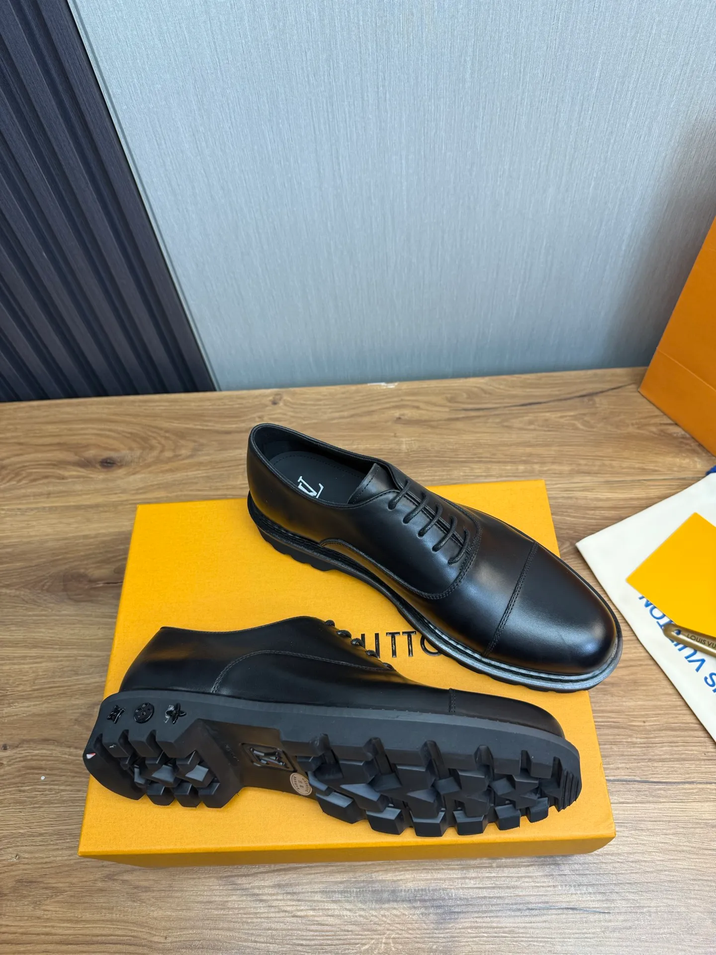 Men's shoes 💰900💰 LV. Men's casual lace-up leather shoes, the latest hot style 🔥 1:1 original purchase quality, top quality goods ⬆️The upper is imported open-edge beaded cowhide, cowhide, and cow suede. The hand-made three-dimensional stitching highlights the round toe design. The inner foot pads are all imported cowhide, with the original wear-resistant foam outsole, matching code 39-44, (38, 45 custom-made, non-refundable)